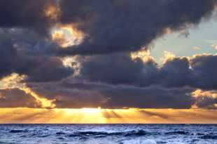 Sun rays over the ocean-9408